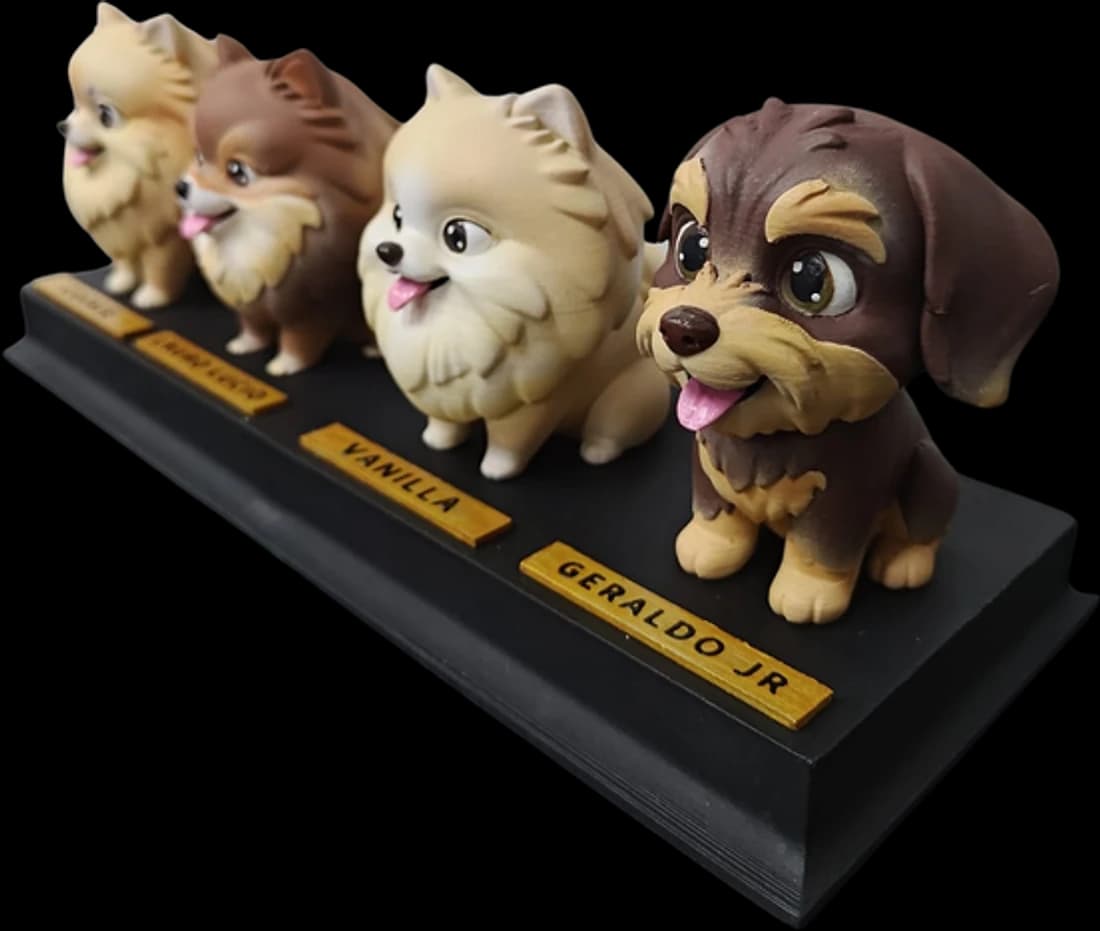 Peça Família Completa com quatro pets sobre uma base alongada, cada um com sua plaquinha dourada